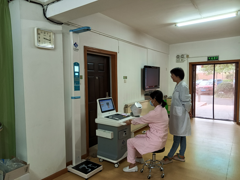 醫護人員體驗健康一體機