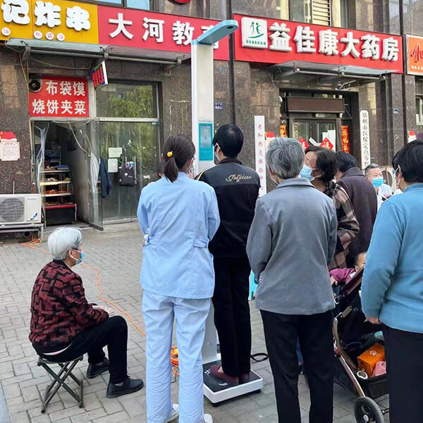 排隊測量身高體重現場